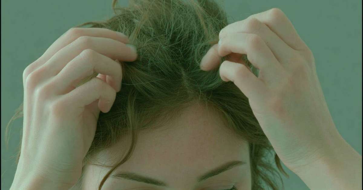 O que significa quando alguém mexe no cabelo enquanto fala com você?