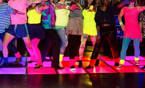 Além da Fantasia: Como Adaptar Elementos dos Anos 80 para o Dia a Dia