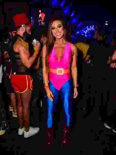 look anos 80 feminino para festa