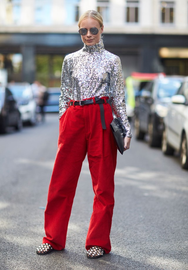 5 maneiras de usar calça vermelha no dia a dia