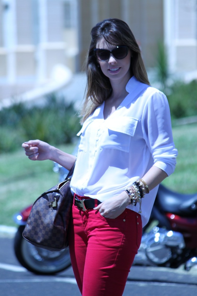 look com calca vermelha