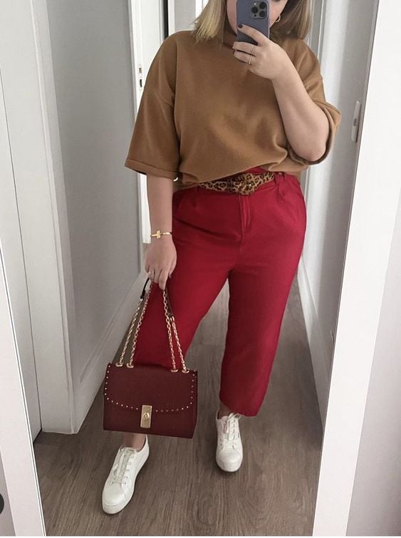 Ousadia e cor: Explorando o color blocking com calça vermelha