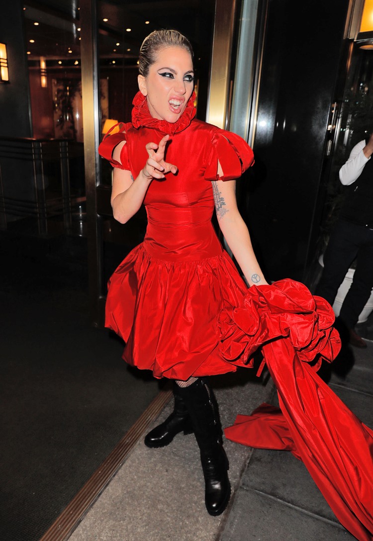 look com vestido vermelho