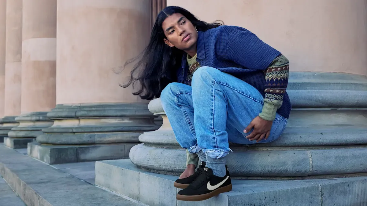 Calça Jeans Desbotada: O Retorno Polêmico e Como Usar em 2026