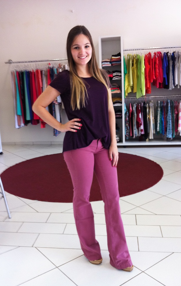 Como montar um look de trabalho com calça rosa
