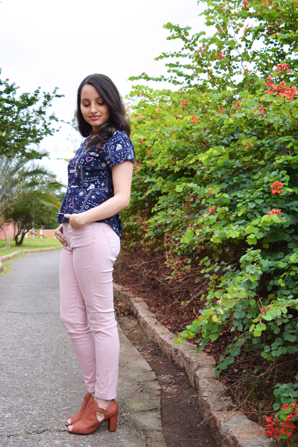 Como montar um look de trabalho com calça rosa