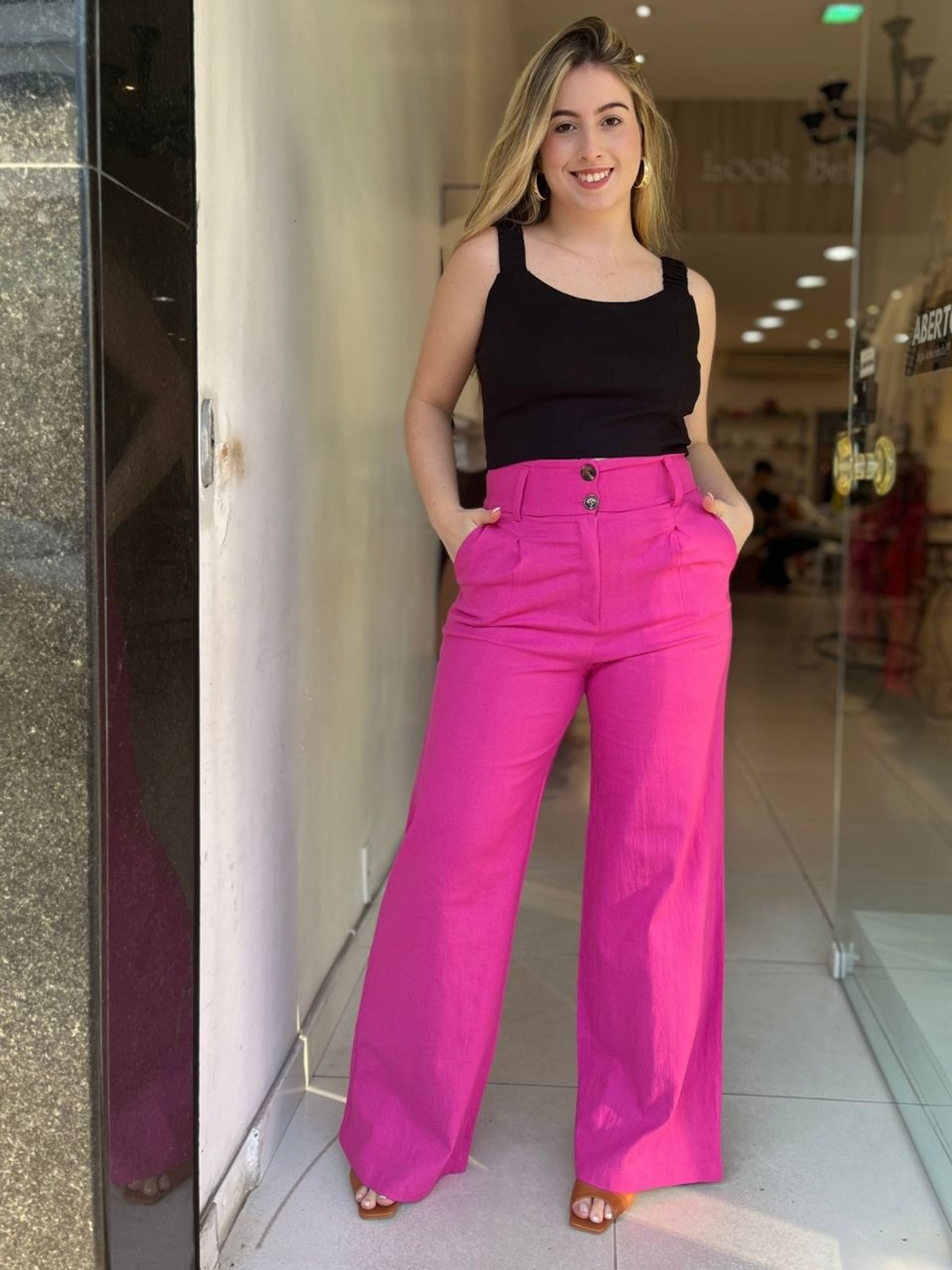 5 maneiras de usar calça rosa no dia a dia