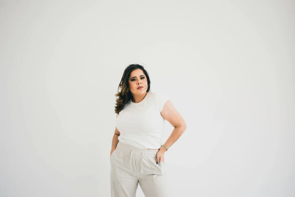 Acessórios que transformam looks plus size básicos