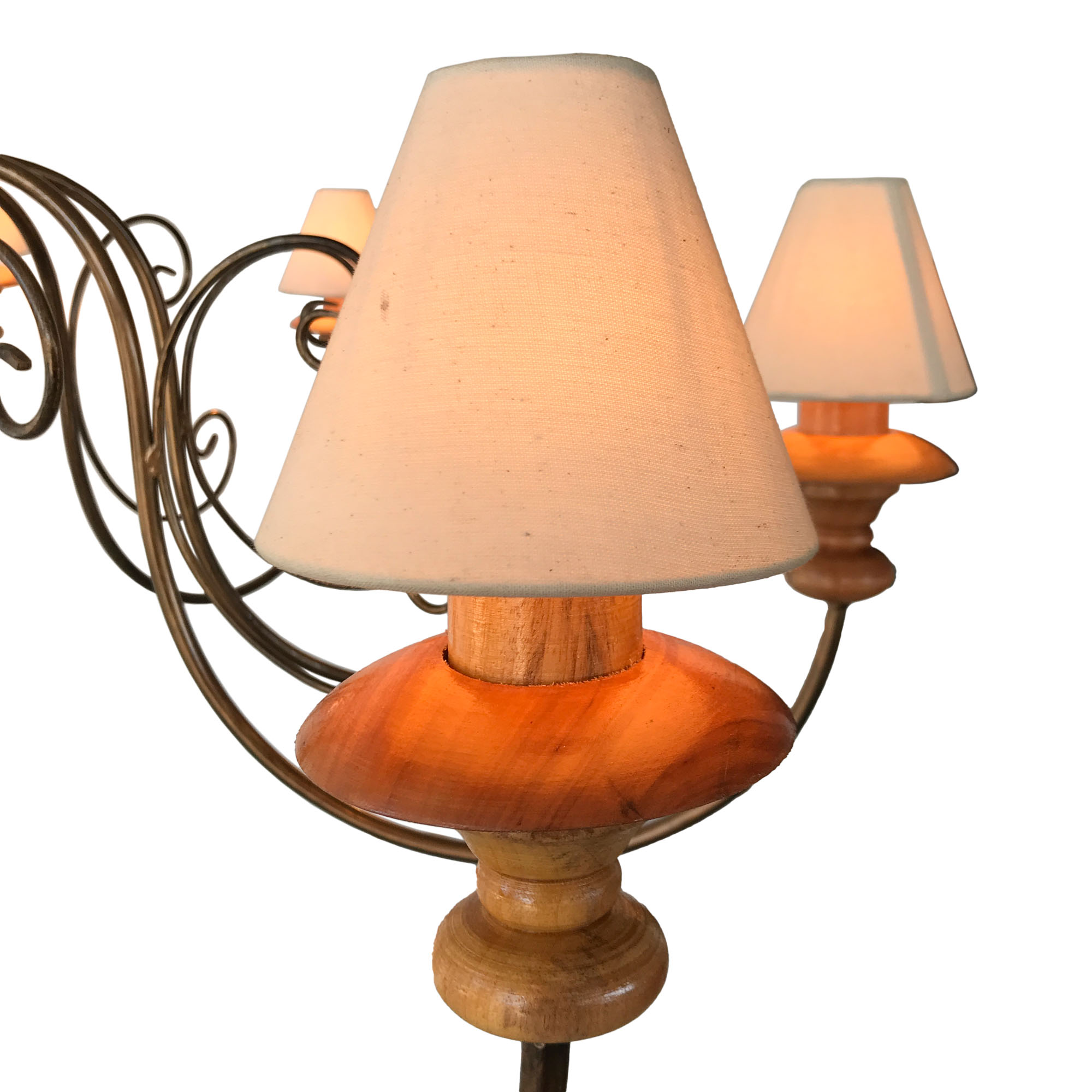 Luminárias Pendentes vs. Luminárias de Mesa: Qual Escolher para Seu Espaço Rústico?