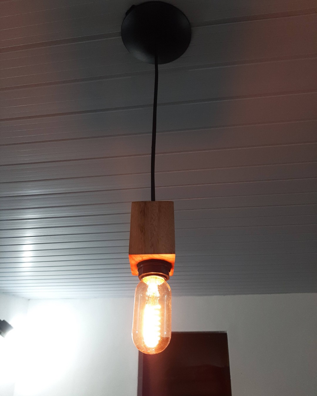 Como Escolher a Luminária Rústica de Madeira de Demolição Ideal para Cada Ambiente