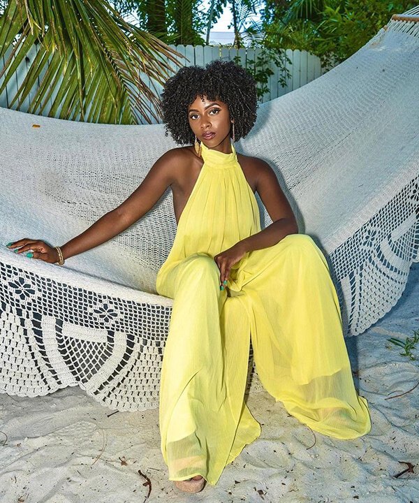 Macacão com Brilho: Dicas para Usar Paetê em Eventos Noturnos