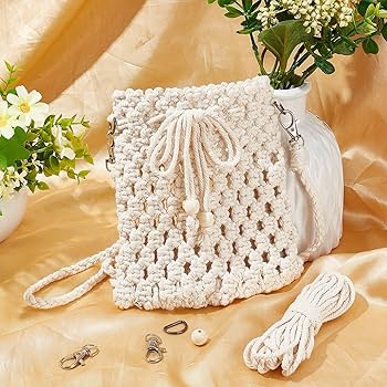 Como combinar bolsas de macramê com looks de verão