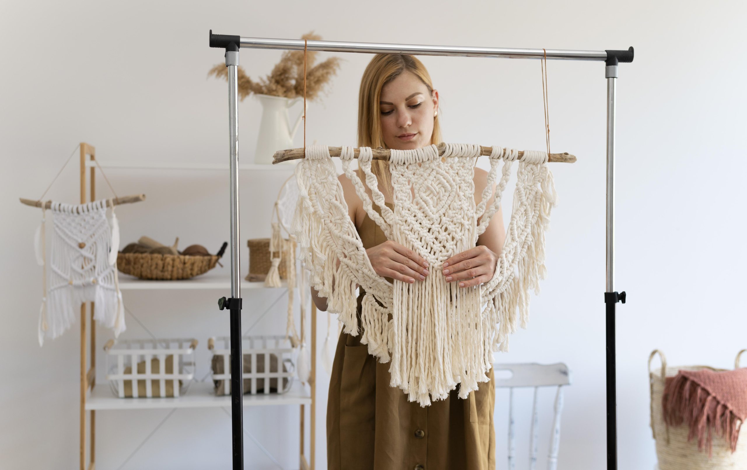 5 maneiras criativas de usar suportes de plantas em macramê