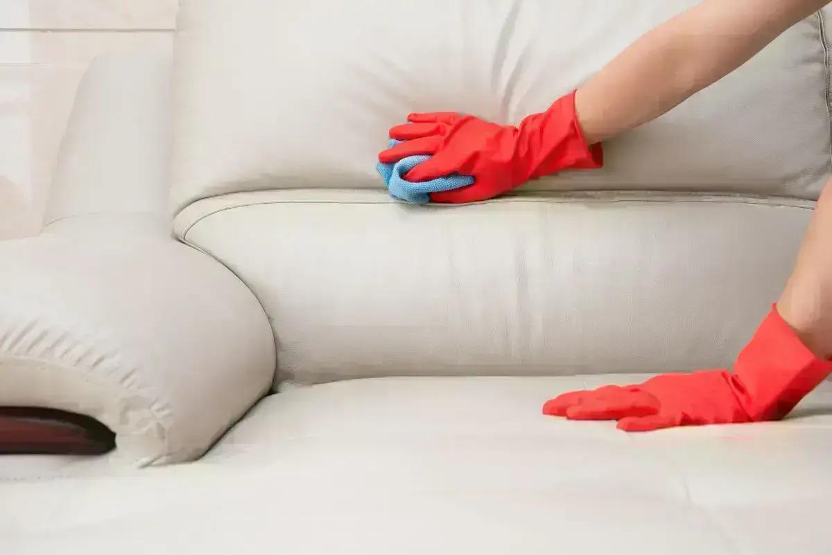 dicas caseiras para limpar camurça de sofa