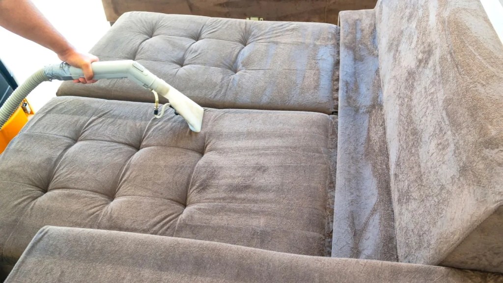 dicas caseiras para limpar camurça de sofa