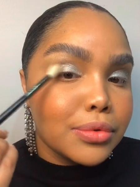 Os Produtos Essenciais para Aderir à Estética Y2K na Maquiagem