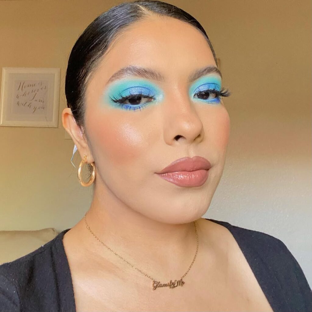 Frosty e Cores Vibrantes: Desvendando a Maquiagem dos Anos 2000