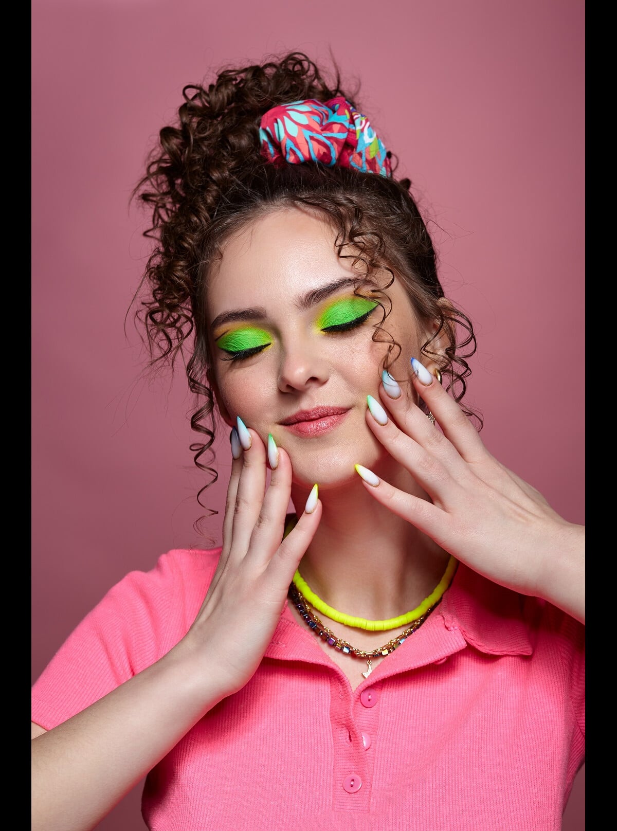 Tutorial Detalhado: Olhos Vibrantes e Blush Marcado no Estilo Anos 80