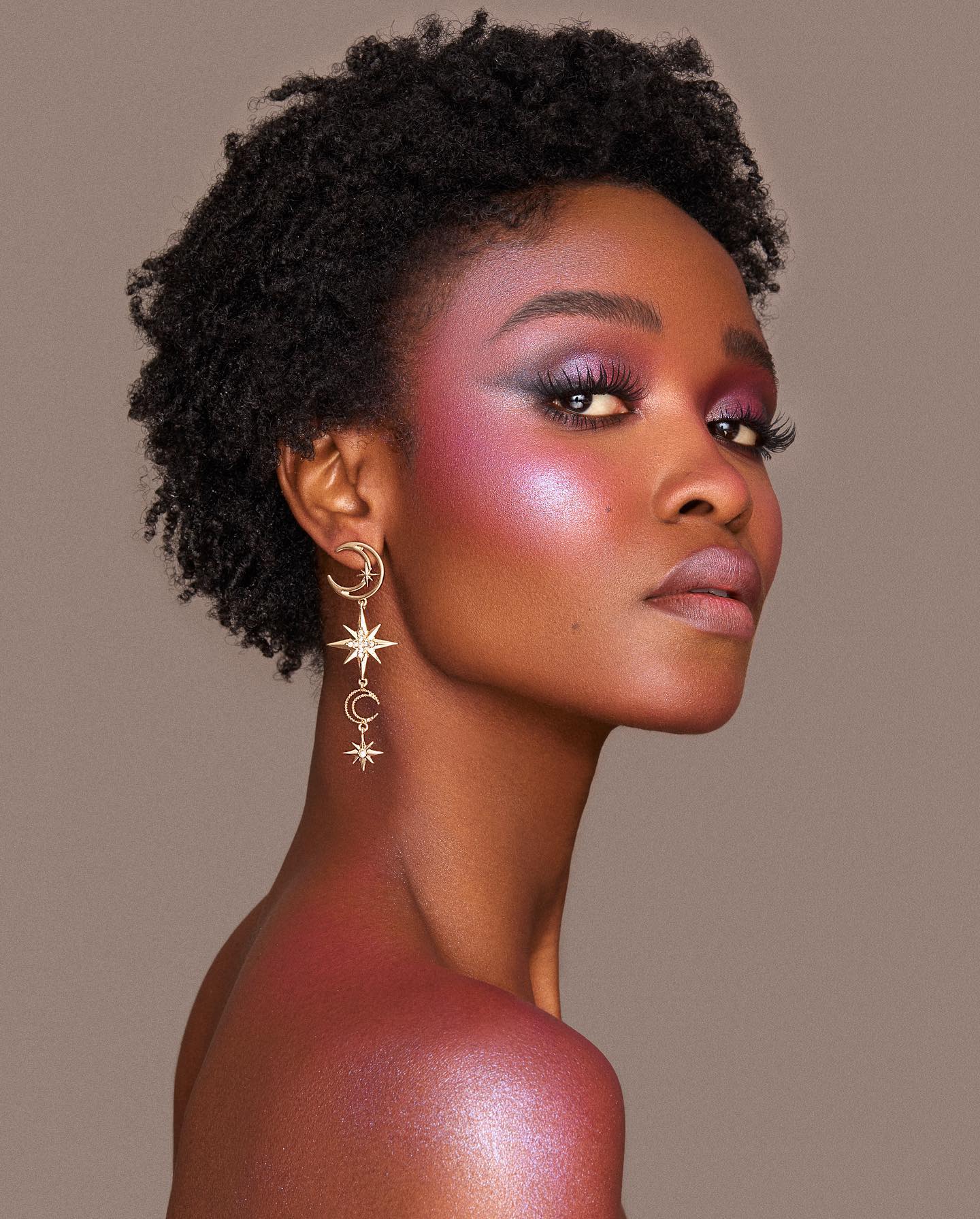 Top 5 Produtos Essenciais para Recriar o Look Anos 80 Hoje