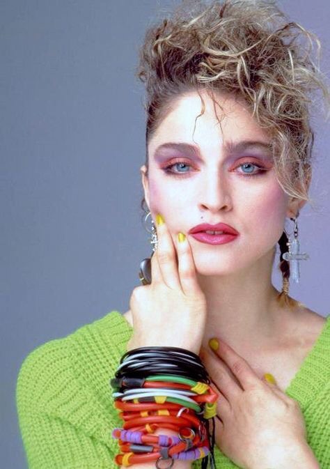 Top 5 Produtos Essenciais para Recriar o Look Anos 80 Hoje
