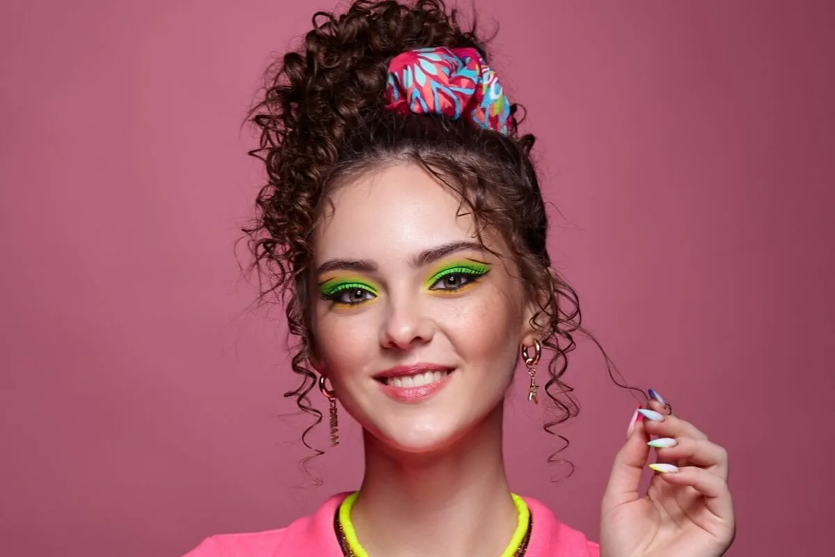 Maquiagem Anos 80 vs. Anos 90: Principais Diferenças e Tendências