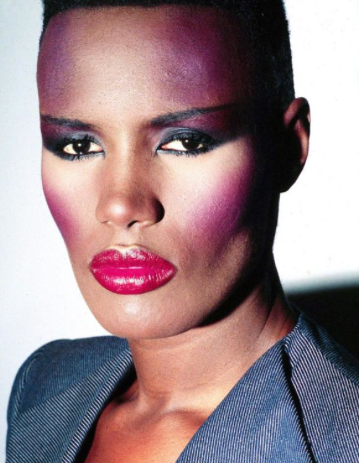 Tutorial Detalhado: Olhos Vibrantes e Blush Marcado no Estilo Anos 80