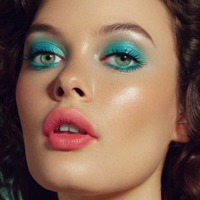 A História da Maquiagem nos Anos 80: Influências e Ícones de Estilo