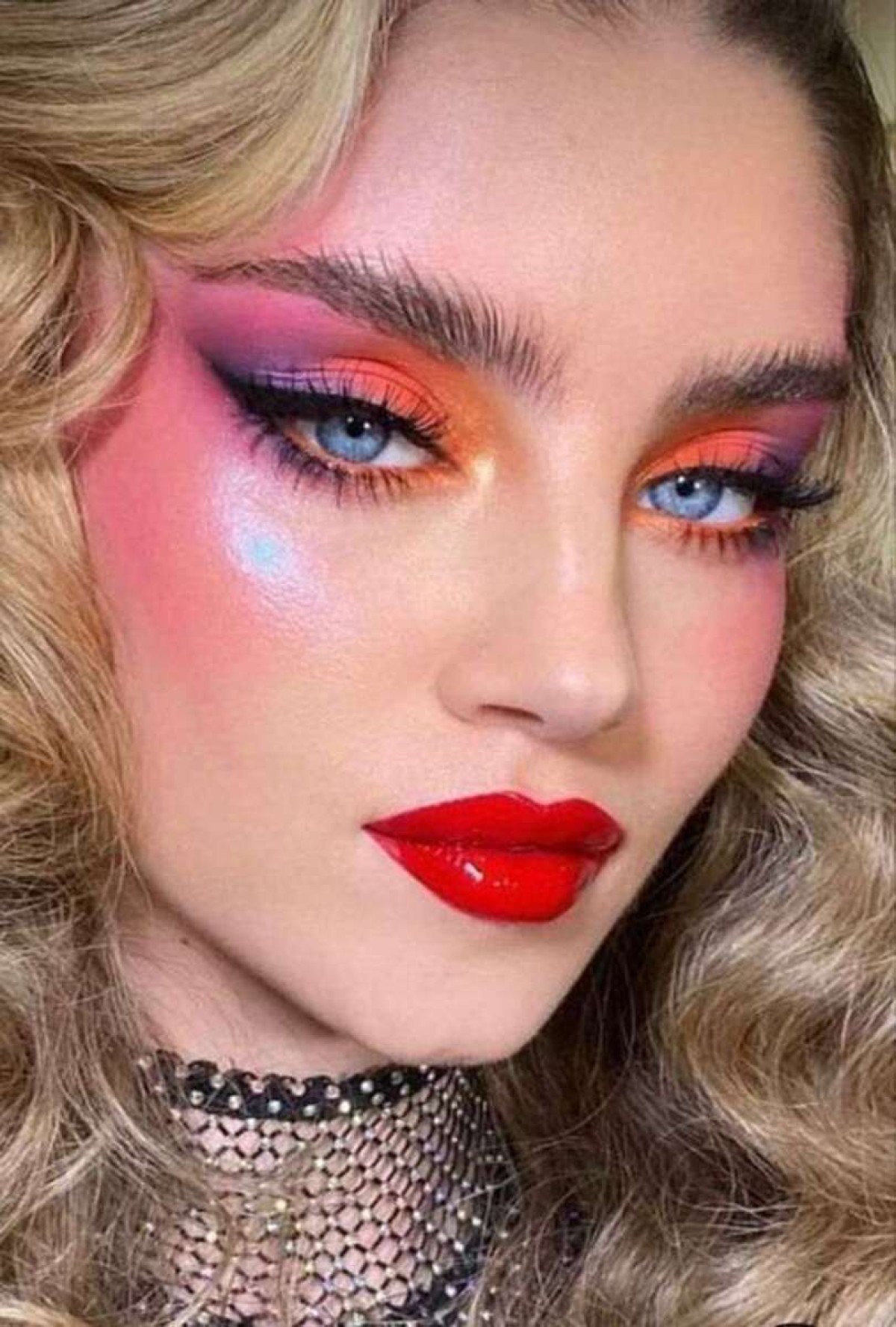 Maquiagem Anos 80 vs. Anos 90: Principais Diferenças e Tendências