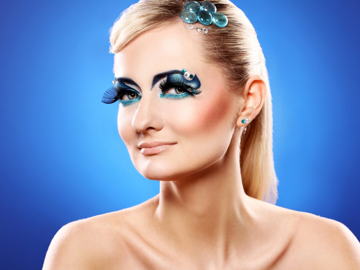 Delineador Azul: Como Escolher o Tom Perfeito e Aplicar Sem Erro