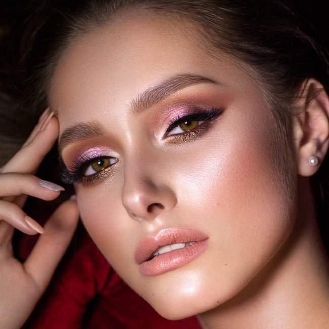 maquiagem com acabamento luminoso