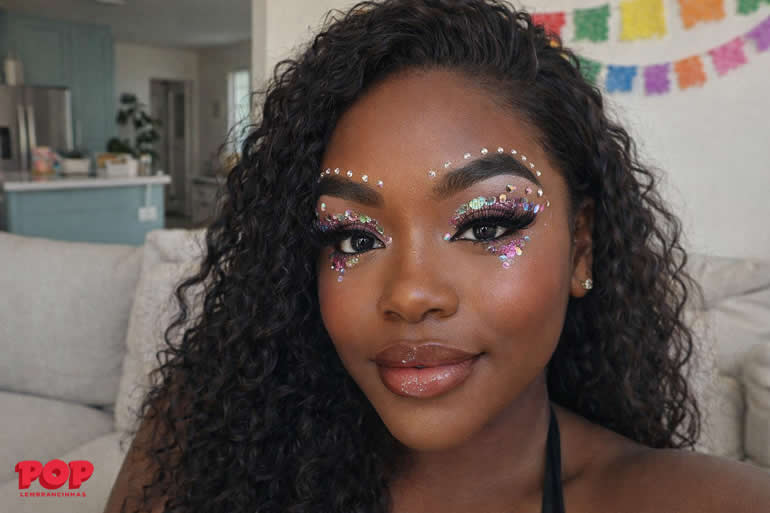 Como remover glitter sem irritar a pele