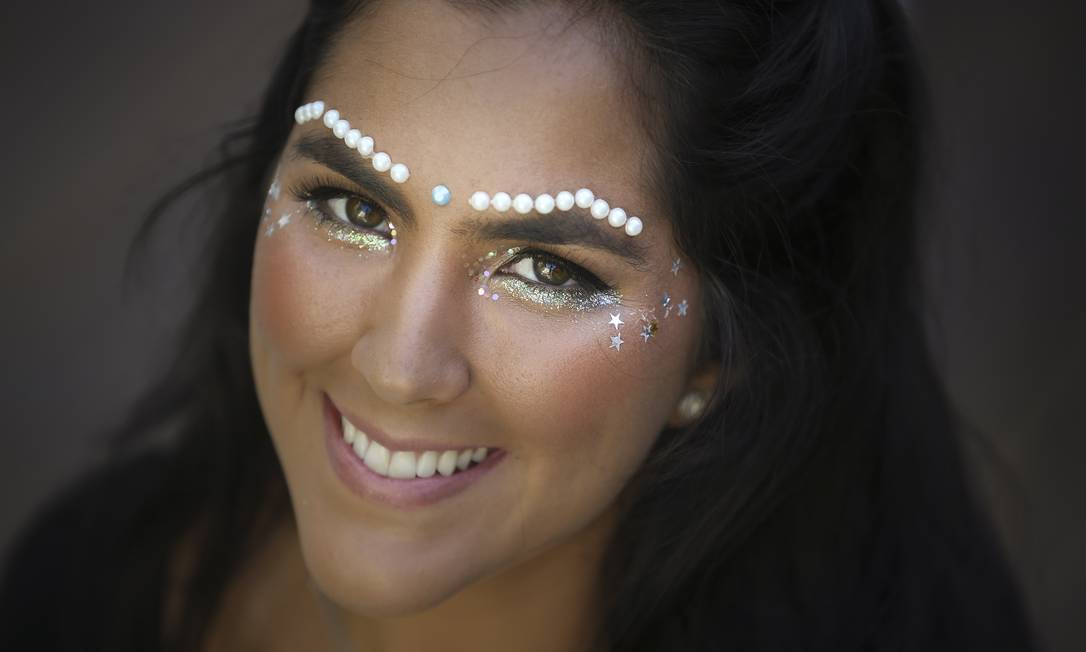 como aplicar strass no rosto