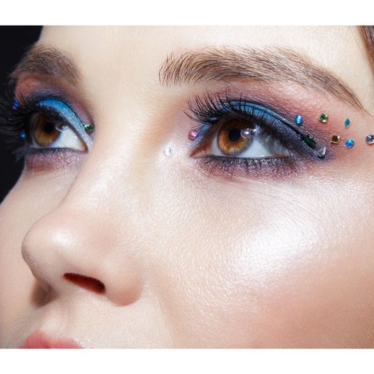 como aplicar strass no rosto