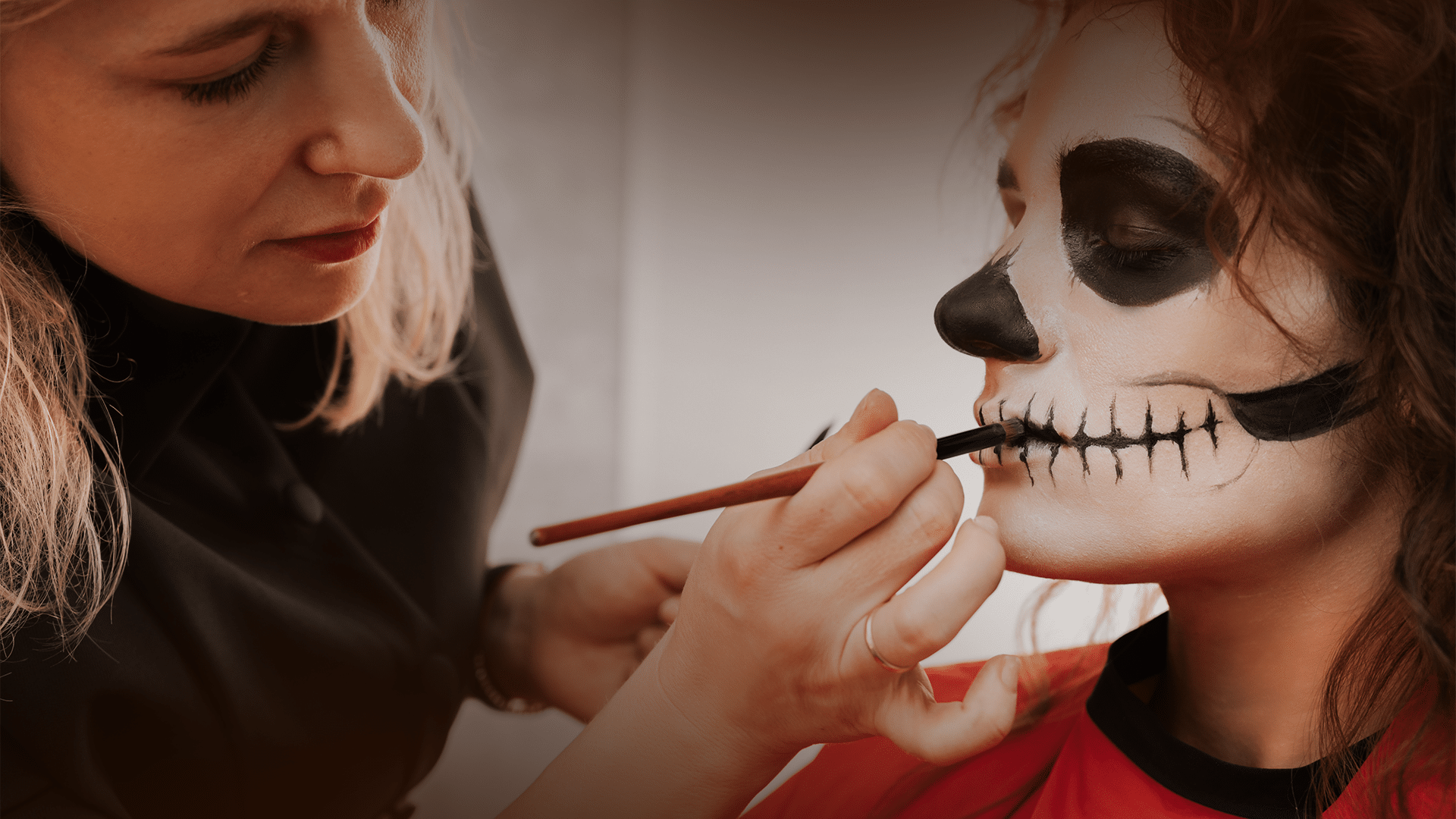 Passo a Passo: Maquiagem de Arlequina para o Halloween; Como Fazer Ferimentos Falsos para Maquiagem de Halloween Realista; Kit Essencial de Maquiagem de Halloween: O Que Você Precisa Ter; Maquiagens de Halloween Rápidas e Criativas para Crianças; Tendências de Maquiagem de Halloween 2024 e 2025: Inspire-se!