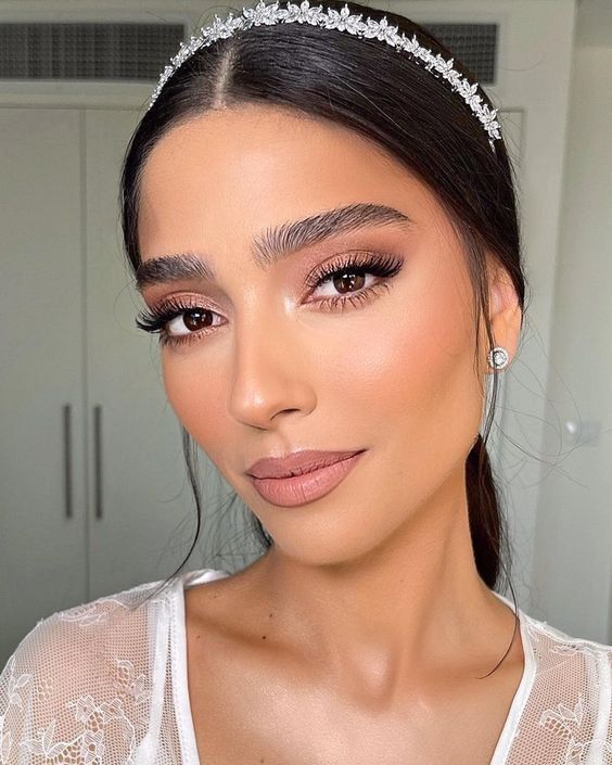 Penteados para noivas com maquiagem delicada