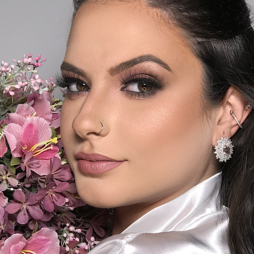 Tendências de penteados para complementar a maquiagem de noiva