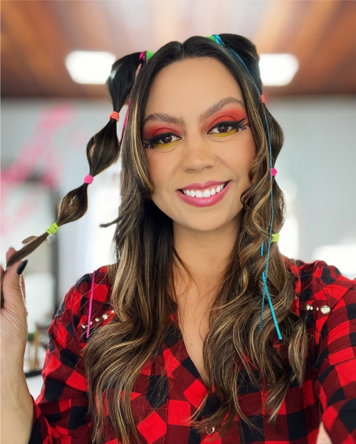 Maquiagem Festa Junina 2026: O Guia Completo para um Look Moderno e Estiloso; Blush Blocking: Como Aplicar a Tendência que Vai Dominar a Festa Junina 2026; Delineados Criativos para Festa Junina: Bandeirinhas e Outras Ideias para Arrasar; Sardinhas Falsas: O Toque Caipira Moderno na Sua Maquiagem Junina; Cores Vibrantes e Brilho: Transforme Sua Make de Festa Junina com as Tendências de 2026
