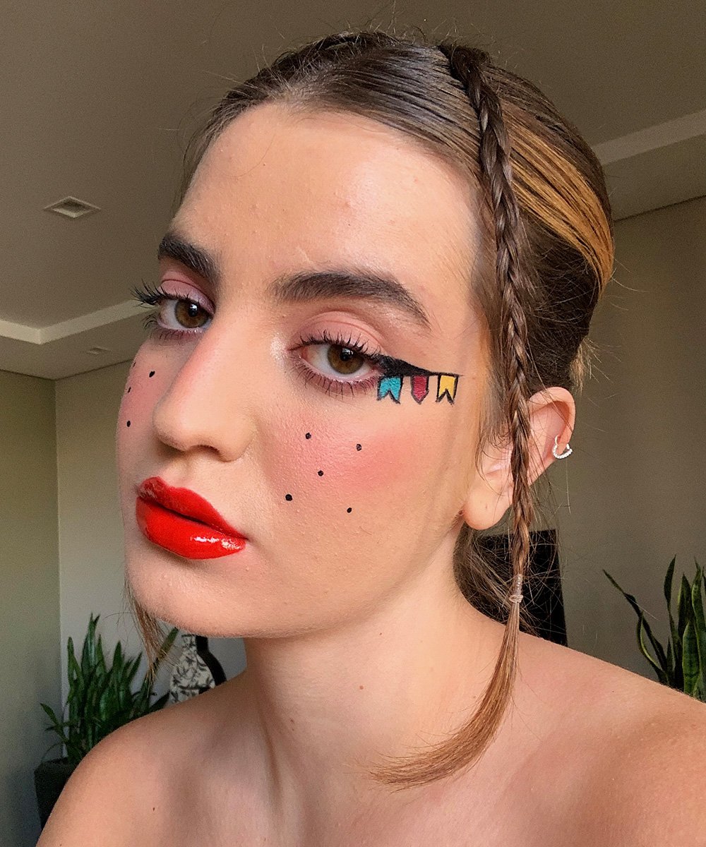 Maquiagem Festa Junina 2026: O Guia Completo para um Look Moderno e Estiloso; Blush Blocking: Como Aplicar a Tendência que Vai Dominar a Festa Junina 2026; Delineados Criativos para Festa Junina: Bandeirinhas e Outras Ideias para Arrasar; Sardinhas Falsas: O Toque Caipira Moderno na Sua Maquiagem Junina; Cores Vibrantes e Brilho: Transforme Sua Make de Festa Junina com as Tendências de 2026