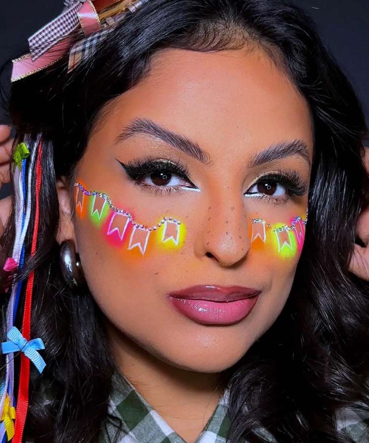 Maquiagem Festa Junina 2026: O Guia Completo para um Look Moderno e Estiloso; Blush Blocking: Como Aplicar a Tendência que Vai Dominar a Festa Junina 2026; Delineados Criativos para Festa Junina: Bandeirinhas e Outras Ideias para Arrasar; Sardinhas Falsas: O Toque Caipira Moderno na Sua Maquiagem Junina; Cores Vibrantes e Brilho: Transforme Sua Make de Festa Junina com as Tendências de 2026