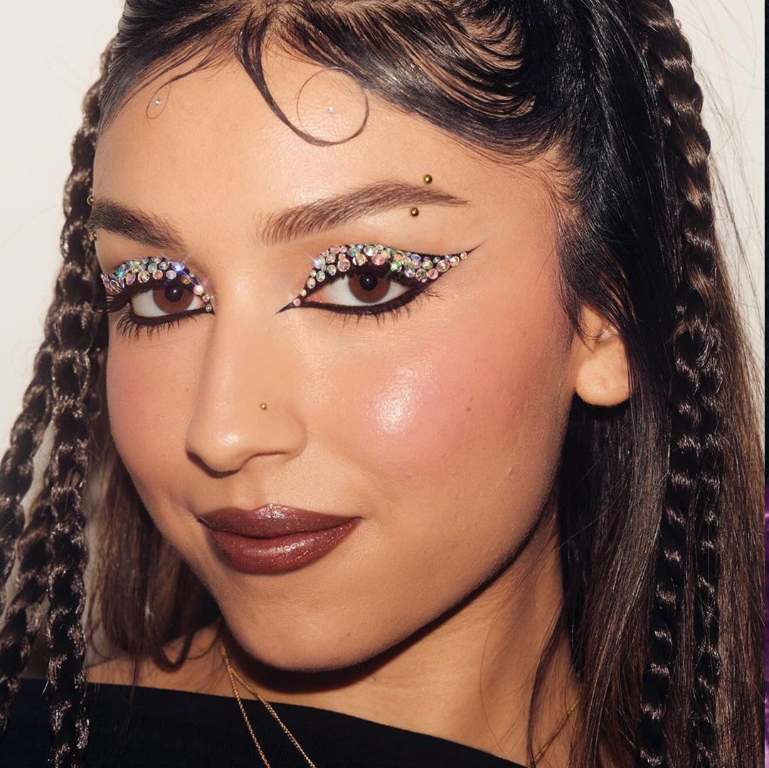 Delineado Gráfico e Cores Neon: Como Arrasar nos Festivais de Música