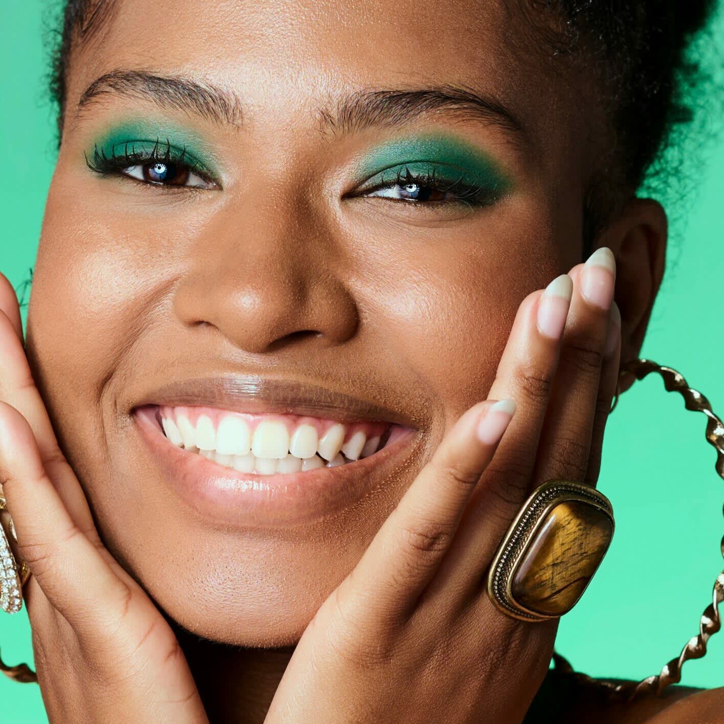 maquiagem de natal com glitter dourado