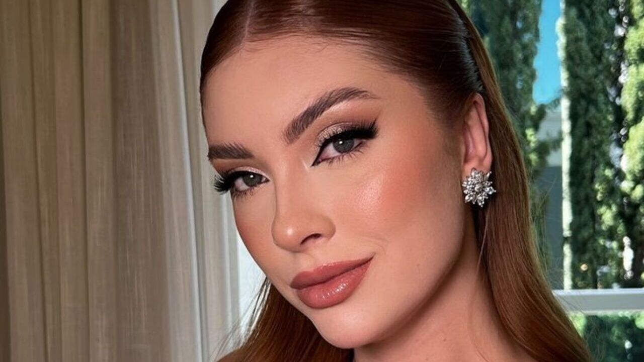 maquiagem de natal com glitter dourado