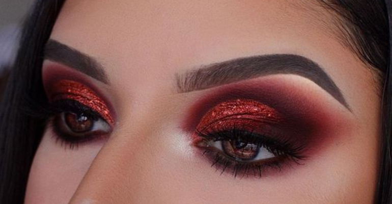 maquiagem de natal com glitter dourado