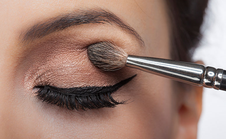 maquiagem para pálpebras oleosas