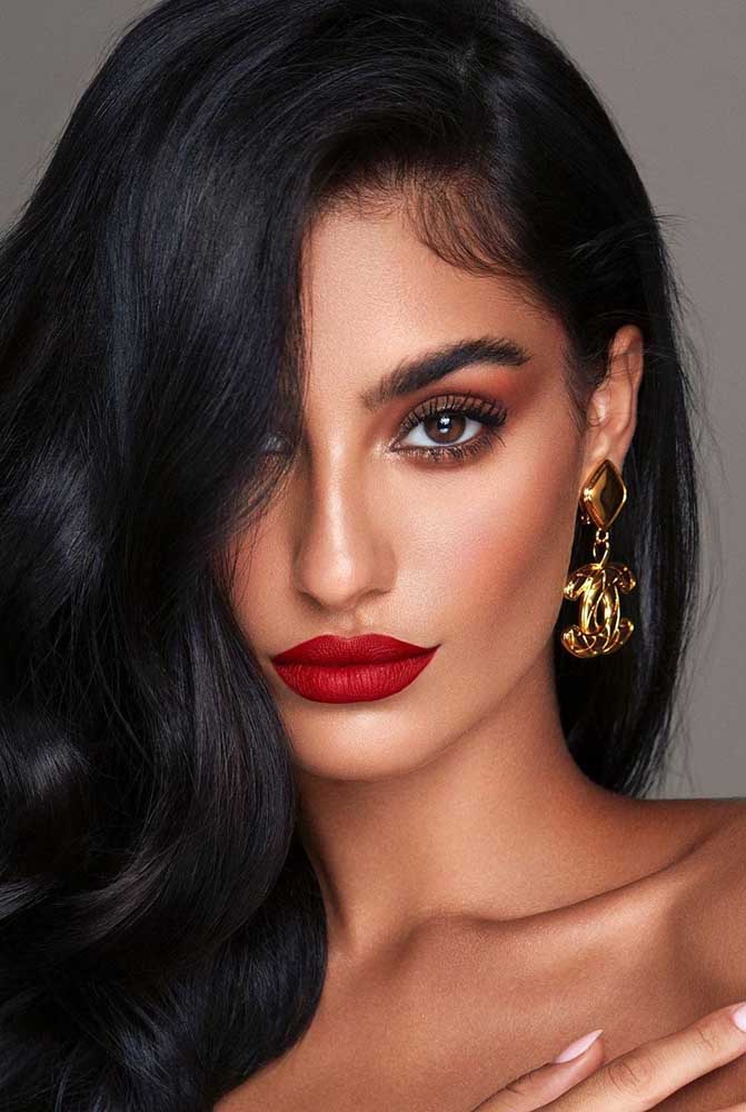 maquiagem para pele morena com batom vermelho