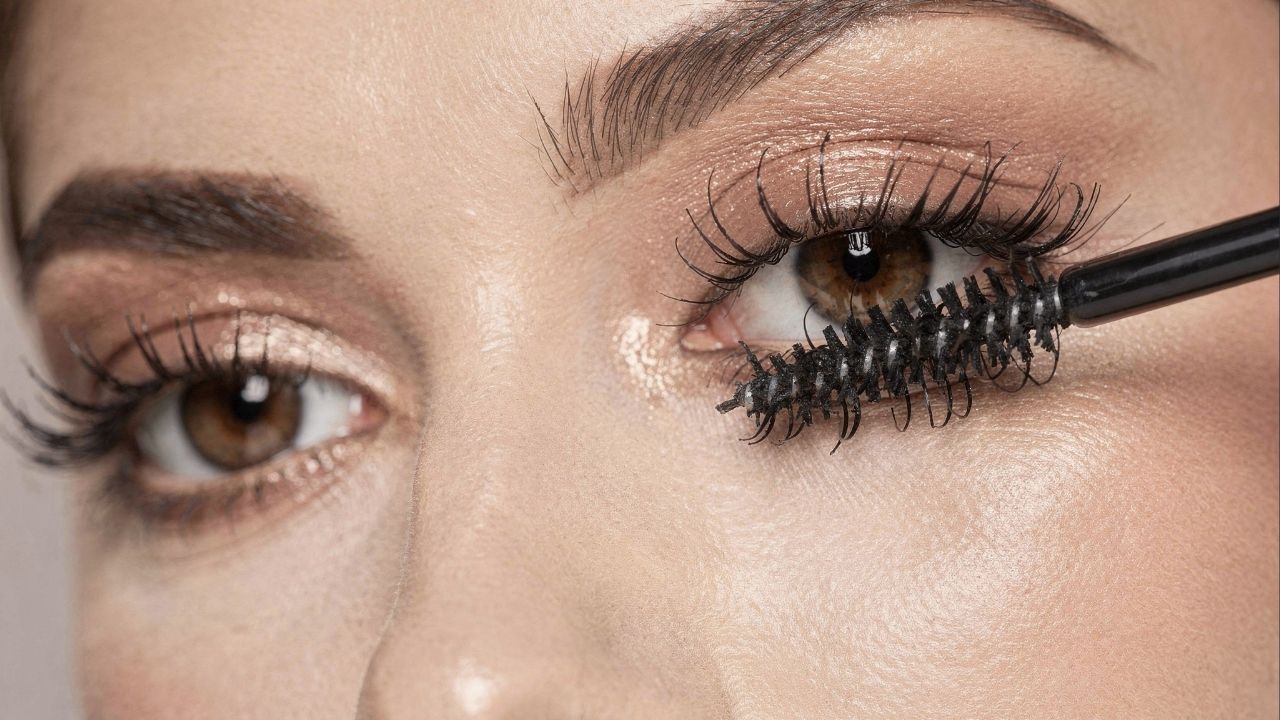 técnicas de maquiagem para realçar cílios pequenos