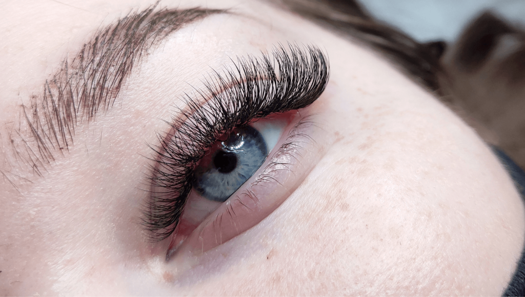 efeito cílios postiços com máscara