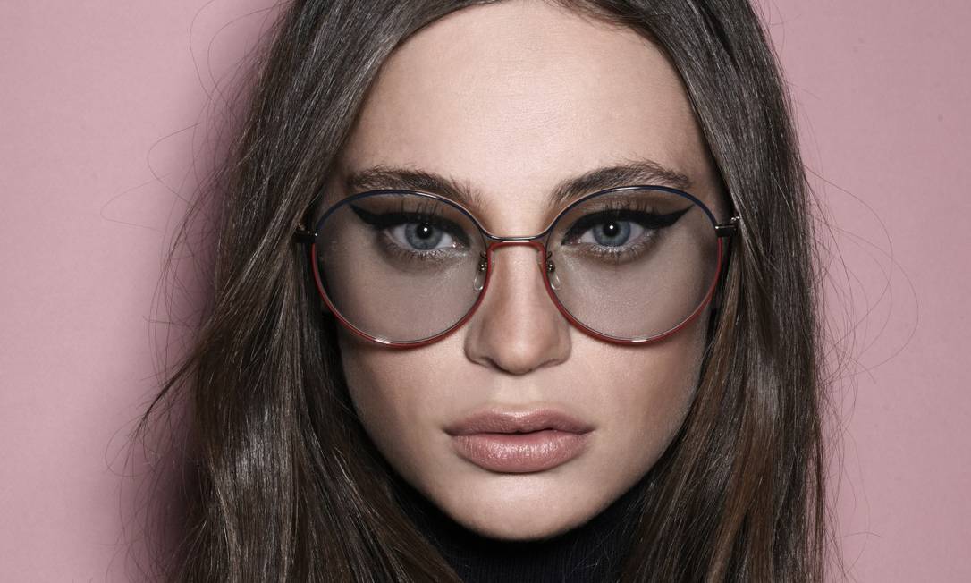 Como Fazer a Maquiagem Durar o Dia Todo Usando Óculos