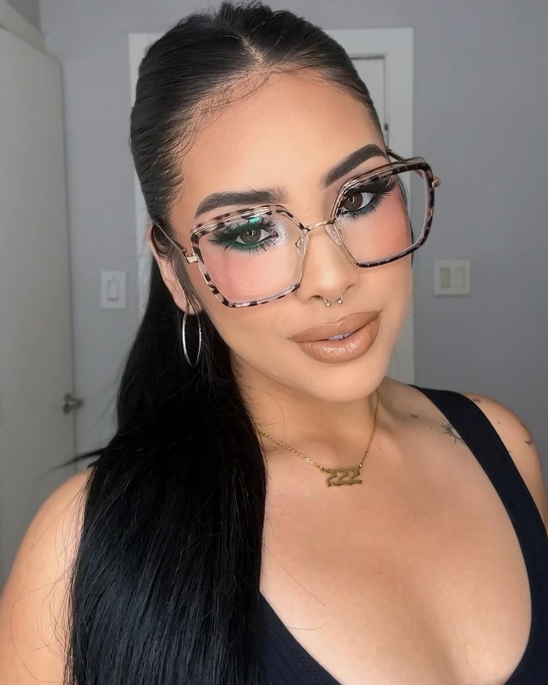 Os Melhores Produtos de Maquiagem para Quem Usa Óculos