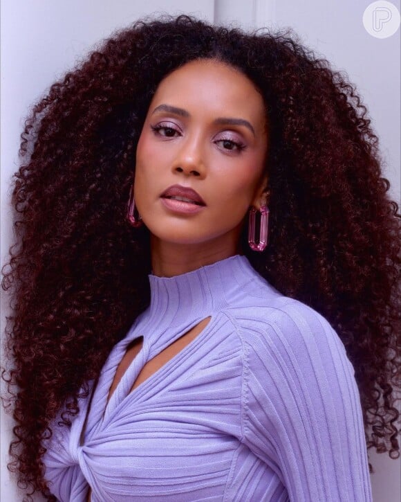 10 Ideias de Penteados para Combinar com Vestido Lilás